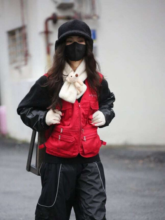 뉴진스 다니엘, '어도어 복귀' 후 뭐하나 보니...꽁꽁 싸매고 연탄 봉사_1.jpg