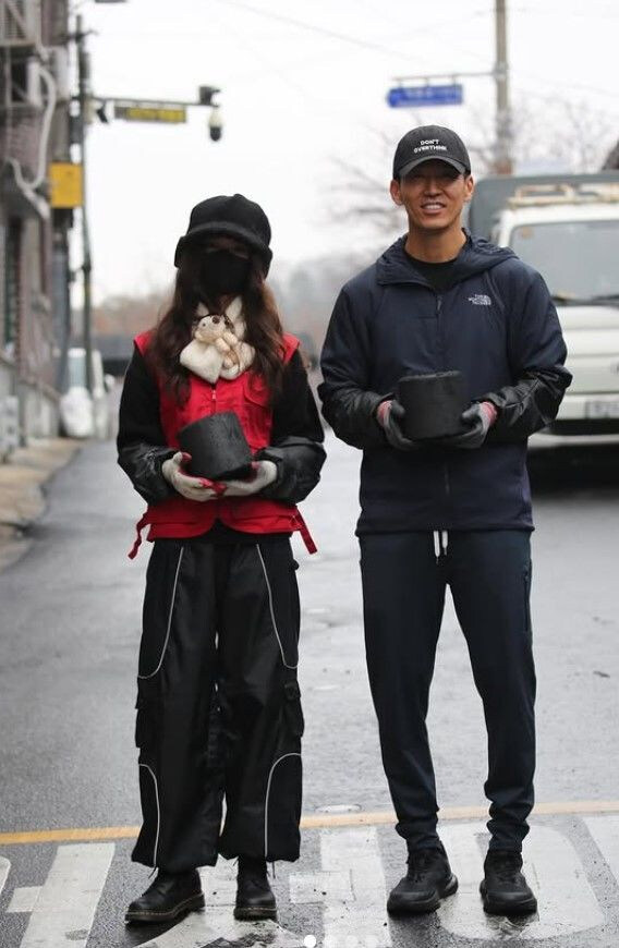 뉴진스 다니엘, '어도어 복귀' 후 뭐하나 보니...꽁꽁 싸매고 연탄 봉사_2.jpg