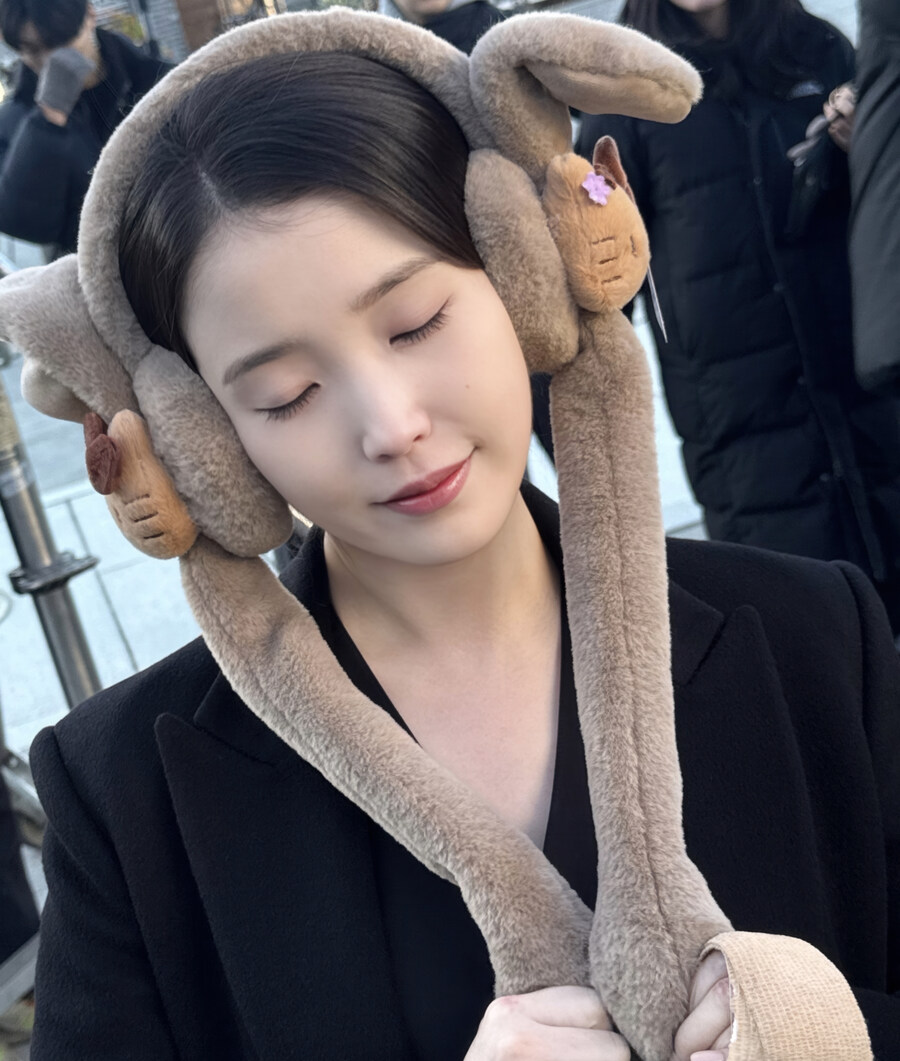 2025.12.25 아이유 베리즈 포스트 사진 보정_1.jpg