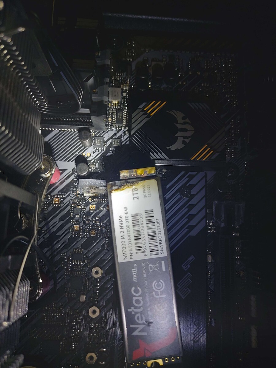 MVNe m.2 카드 장착법의 잘못된 예시_1.jpg