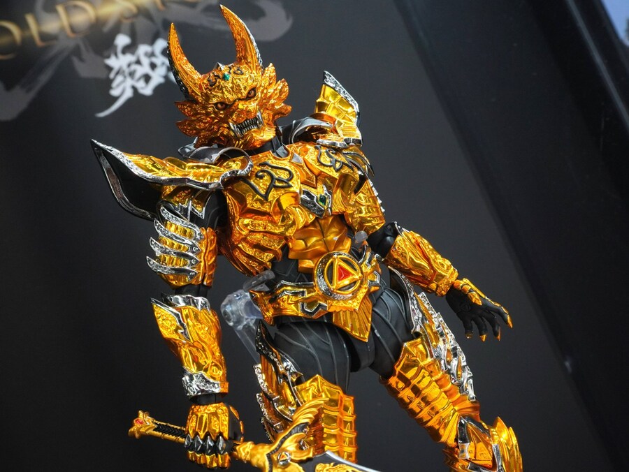 [반다이] S.H.Figuarts 진골조제법 황금기사 가로 쇼 비교 이미지_3.jpg