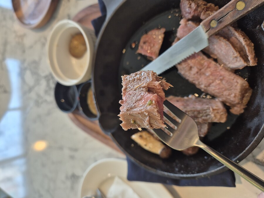 스테이크 먹으면서 느껴지는 것_1.jpg