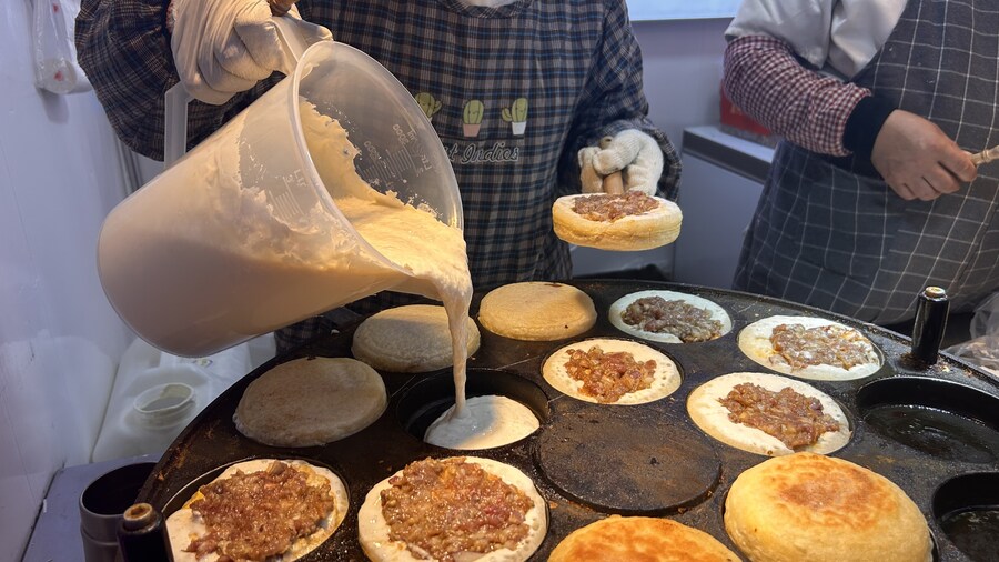 풀빵틀에 구워 만드는 중국식 햄버거_4.jpg