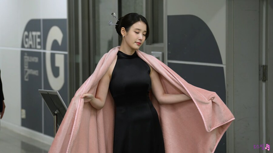 251230 MBC 연기대상 아이유 퇴근길 짧은 팬미팅_2.jpg