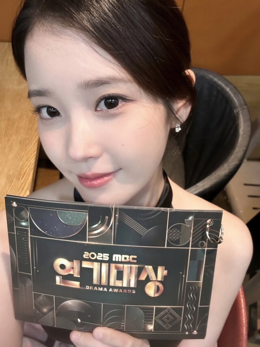 [IU] 2025.12.30 2025 MBC 연기대상 사진 보정_3.jpg