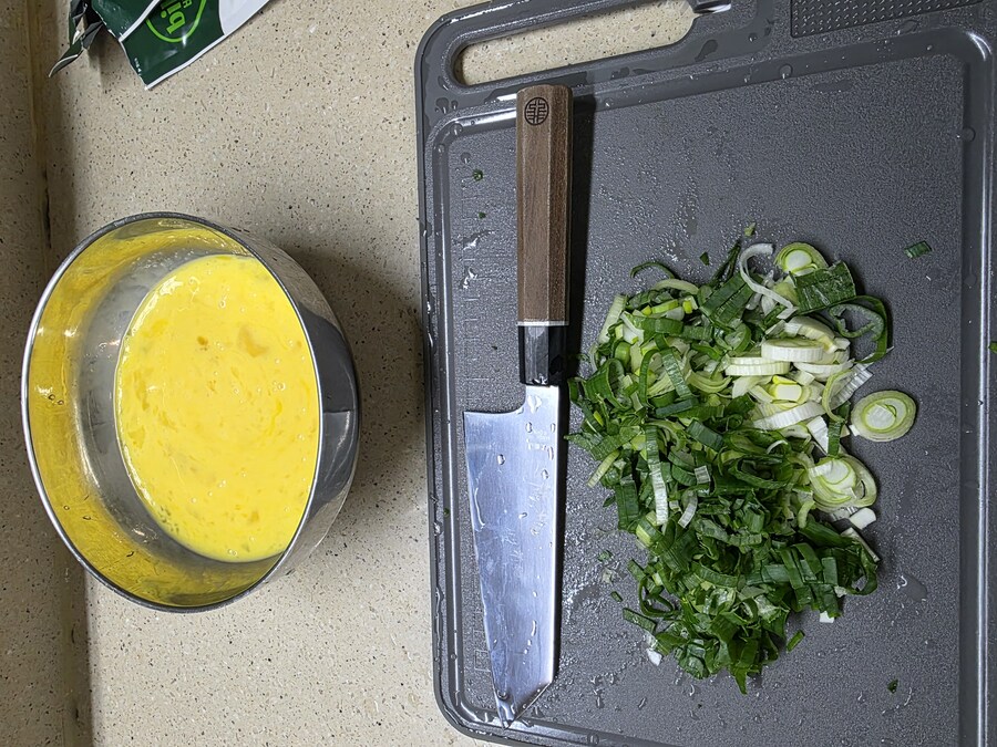 직장에서 3천원씩 걷어서 해먹는 점심 만두국+@_4.jpg