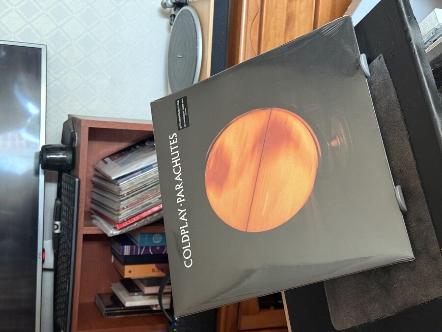 Coldplay - Parachutes 20주년 리이슈 투명 옐로우_1.jpg