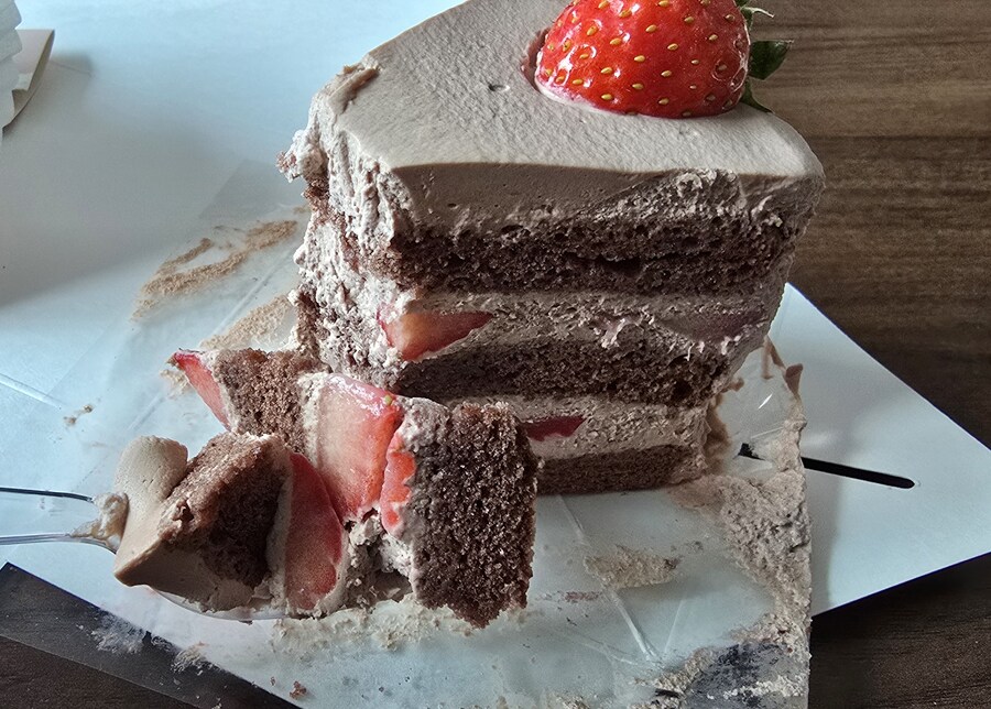 저의 올해 마지막 딸기케익 2가지맛 비교_9.jpg