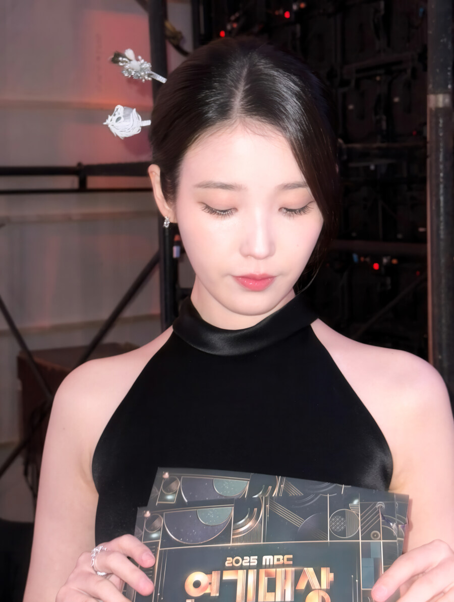 2025.12.31 아이유 인스타그램 사진 보정_4.jpg