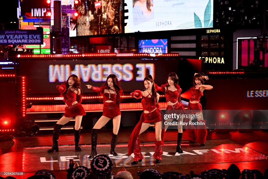 타임스퀘어에서 새해맞이 공연 펼치는 르세라핌_1.jpg