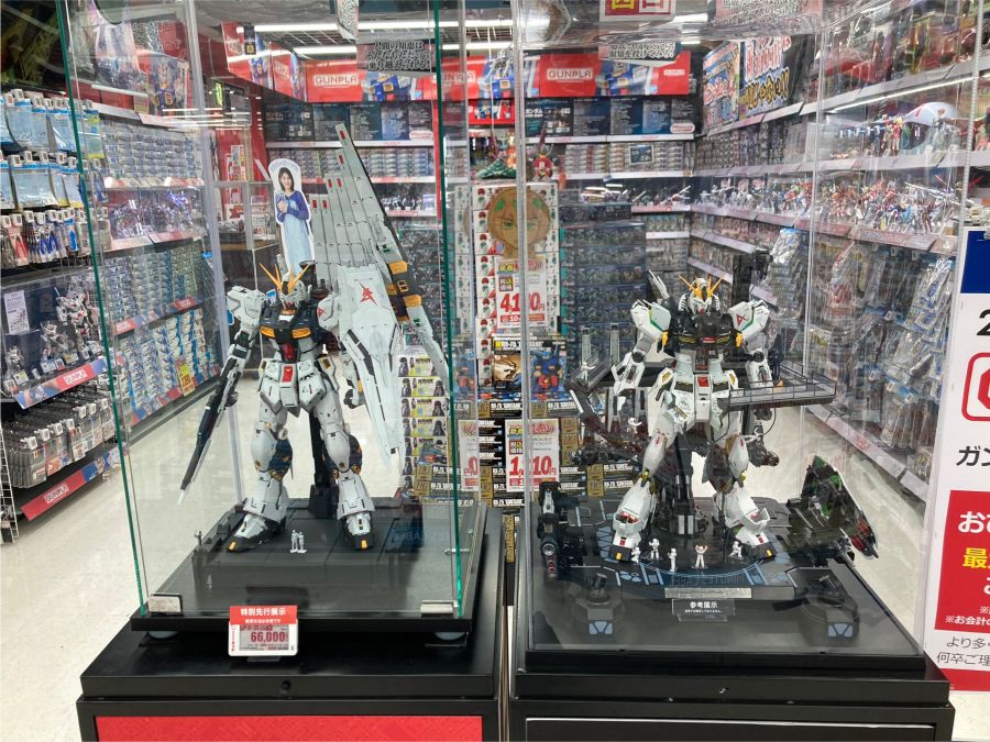 PG 언리쉬드 뉴 건담 + 메탈 스트럭처 빅 카메라점 전시 사진_1.jpg