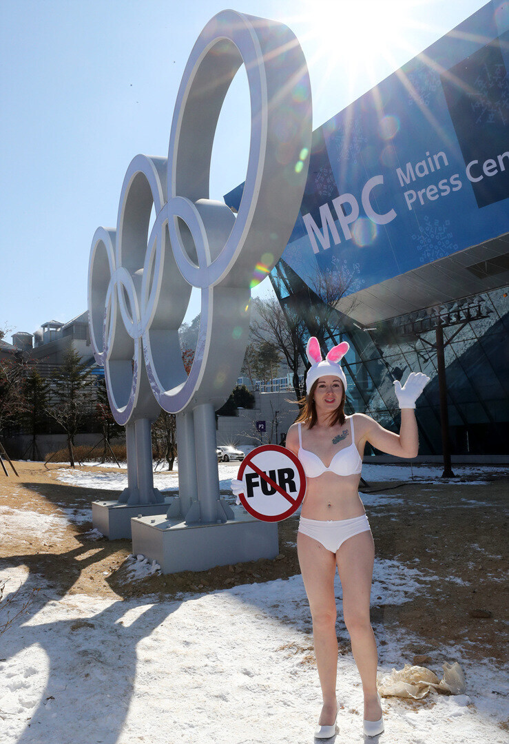 동물단체 모피 반대 시위 레전드.jpg_2.jpg