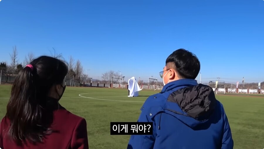 뭔가 다른게 생각나는 충주맨 동상_1.jpg