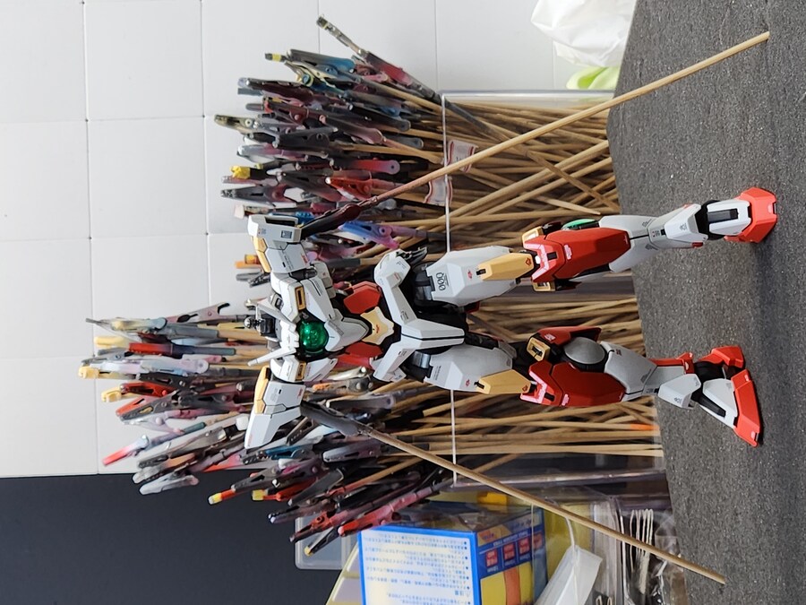 더블오 퀀터를 리본즈 알마크가 몰래 들고 튀었거든요.._6.jpg