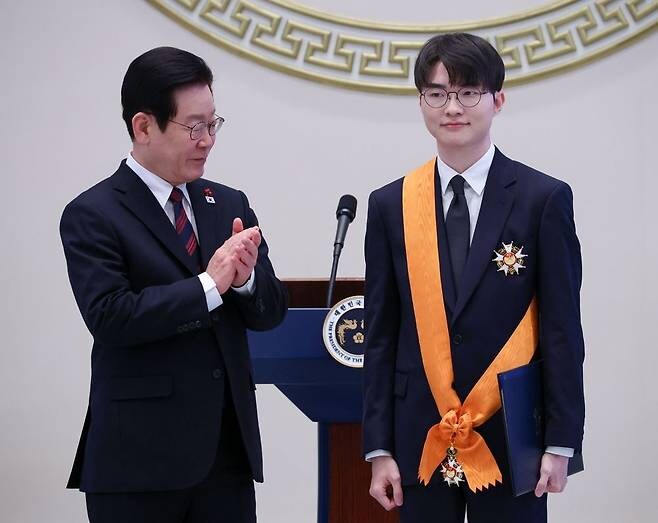 '역시' 페이커, 이재명 대통령에게 체육훈장 청룡장 받았다_3.jpg