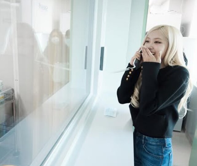 “술자리 대신 병원” 로제, 술잔 대신 손하트로 전파한 선한 영향력_5.png