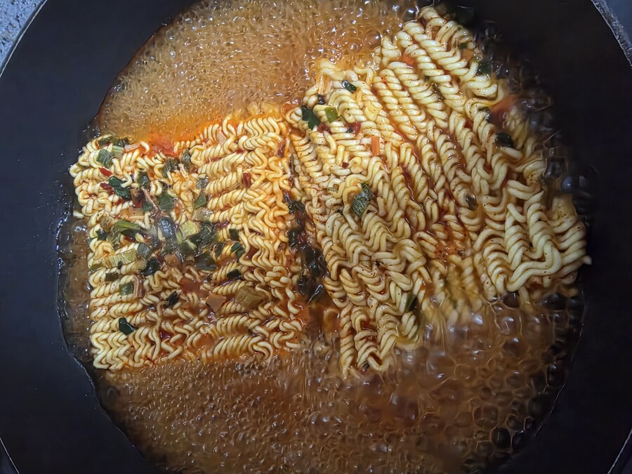 열라면 한봉지에서 후레이크 2봉 나왔네요_4.jpg