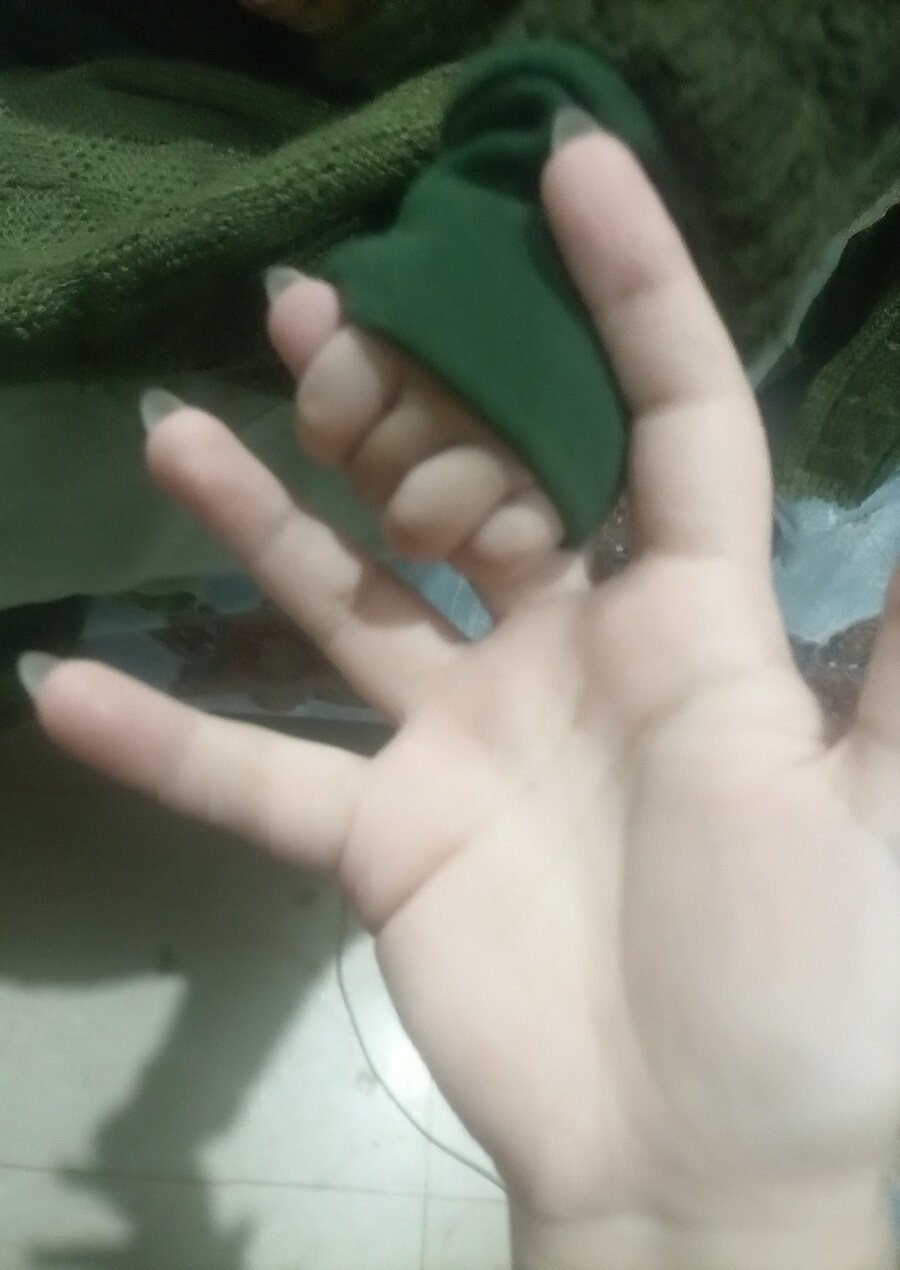 뻐큐를 너무 많이 해서 손가락 복근이 생긴 사람_1.jpg