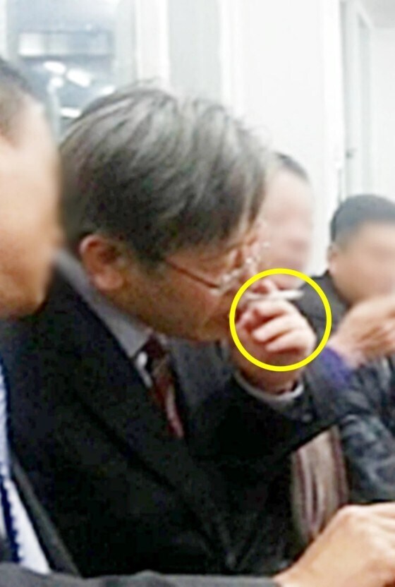 실내 금연장소에서 담배피는 민폐녀 논란_1.jpg