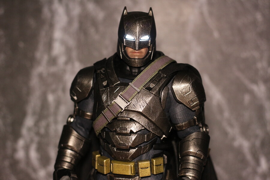 [핫토이] 아머드 배트맨 2.0 다이캐스트 디럭스_2.jpg