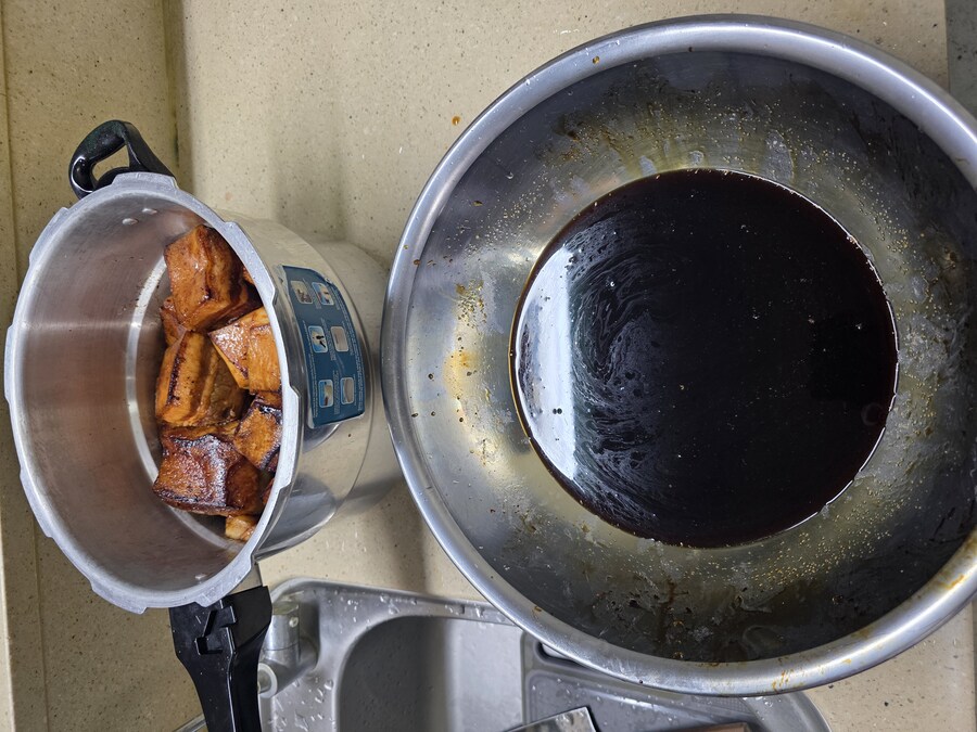 직장에서 3천원씩 걷어서 해먹는 점심 동파육_3.jpg