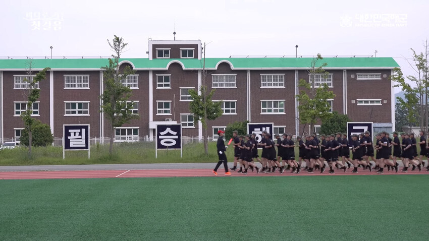 훈련병 질문 받아주는 해군 교관_1.jpg