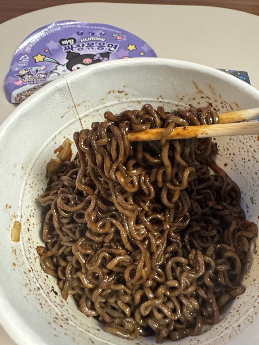 쿠로미의 핑크도넛과 쿠로미 짜장볶음면.jpg_2.jpg