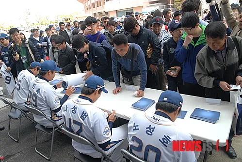 KBO) 경기 져서 마산아재랑 청문회하는 장면이 아님_1.webp