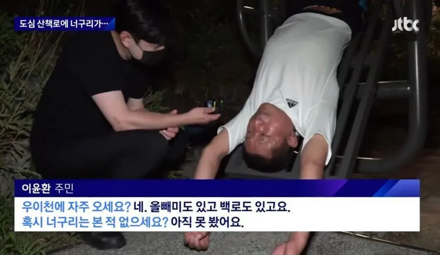 모진 고문에도 너구리를 지키는 아재.jpg_1.webp