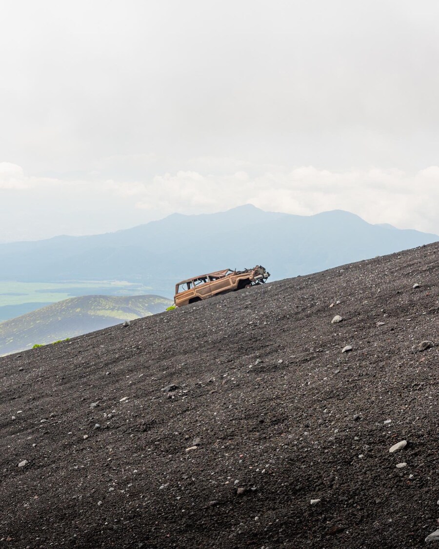 일본, 후지산 중턱에 자리잡은 폐차⛰️🚗_2.jpg