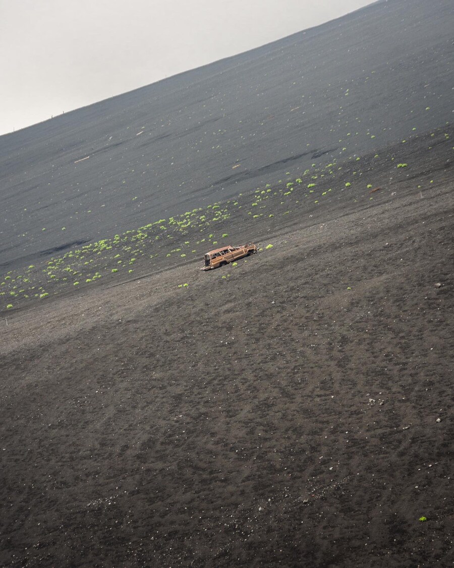 일본, 후지산 중턱에 자리잡은 폐차⛰️🚗_3.jpg