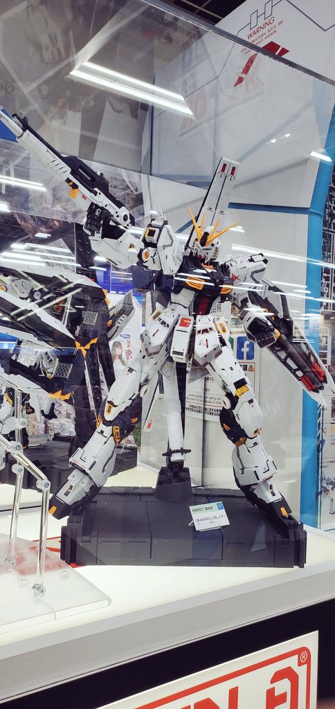 PG 언리쉬드 뉴 건담 포징 전시 사진_2.jpg