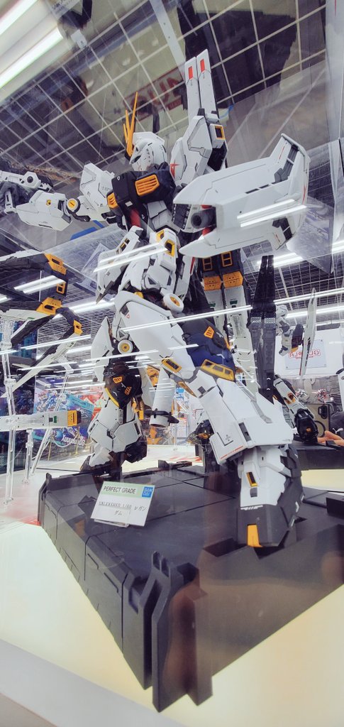 PG 언리쉬드 뉴 건담 포징 전시 사진_3.jpg