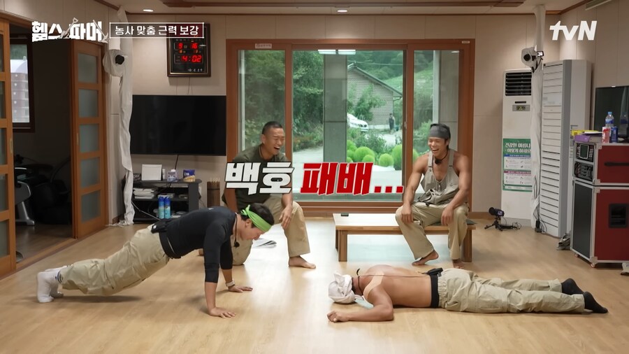 유튜브) 허경환 개쩌는 팔굽혀펴기 수행능력_16.png