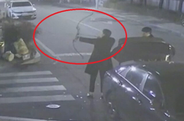 '80㎝ 무쇠촉 화살' 휙 날아와 소녀상 옆에 '팍'…CCTV 속 남성들,.._1.png