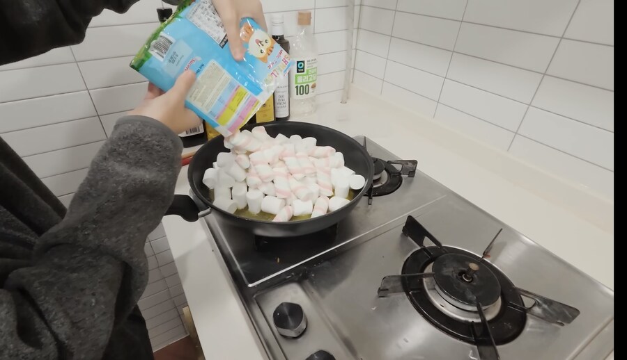 흑백) 선재스님한테 하소연 하는 안성재_2.jpg