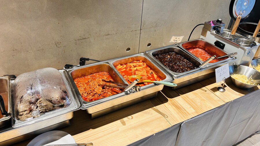 남자들만으로 가득했던 BBQ 뷔페_4.jpg