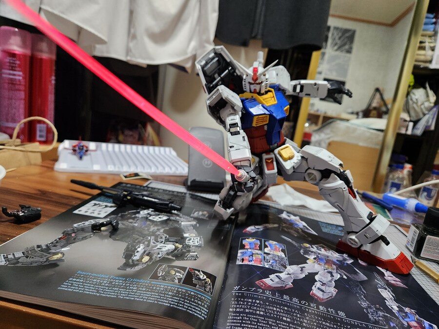 겨울 피난 중 만든 pg 언리시드 건담과 smp 볼테스V_2.jpg