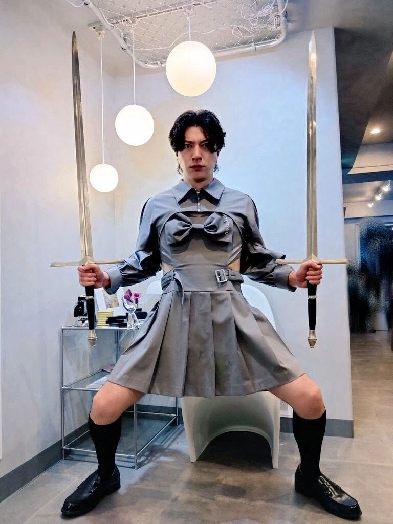 15년 가까이 사진 하나때문에 놀림받는 일러스트레이터_2.webp