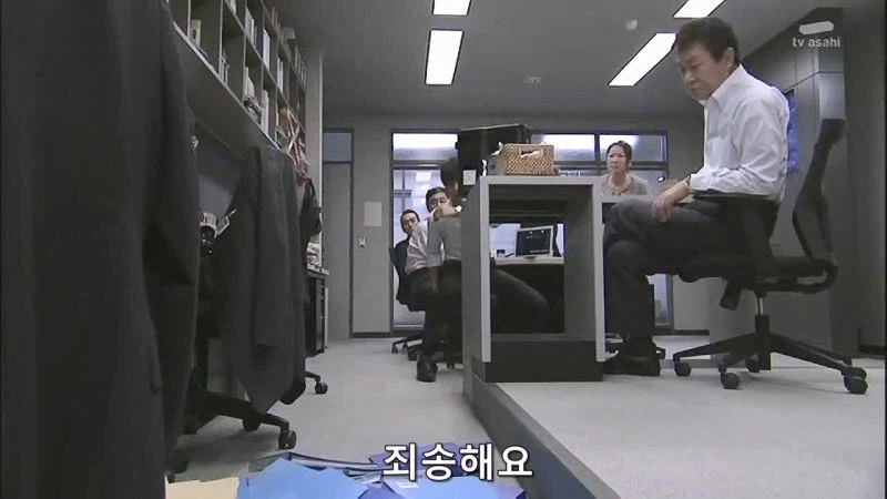 후배한테 책상정리하라고 쿠사리 주는 노처녀 아줌마_5.webp