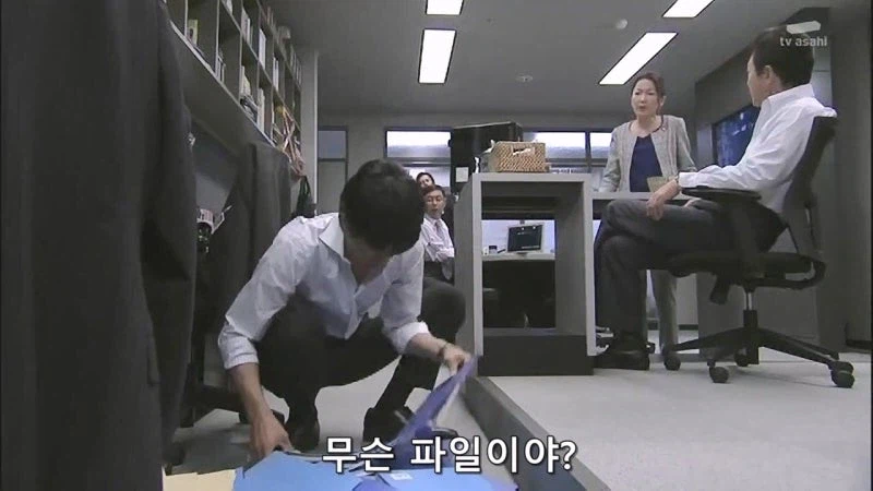 후배한테 책상정리하라고 쿠사리 주는 노처녀 아줌마_6.webp