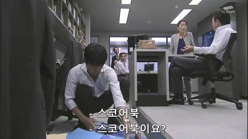 후배한테 책상정리하라고 쿠사리 주는 노처녀 아줌마_7.webp