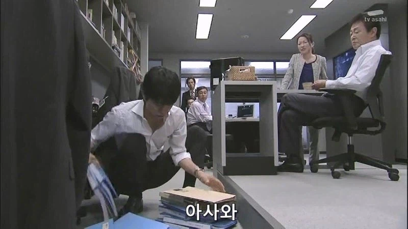 후배한테 책상정리하라고 쿠사리 주는 노처녀 아줌마_10.webp