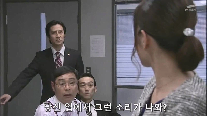 후배한테 책상정리하라고 쿠사리 주는 노처녀 아줌마_16.webp