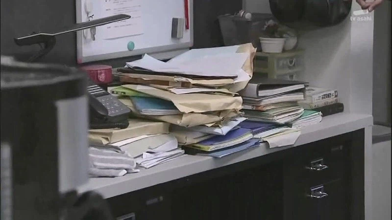 후배한테 책상정리하라고 쿠사리 주는 노처녀 아줌마_18.webp