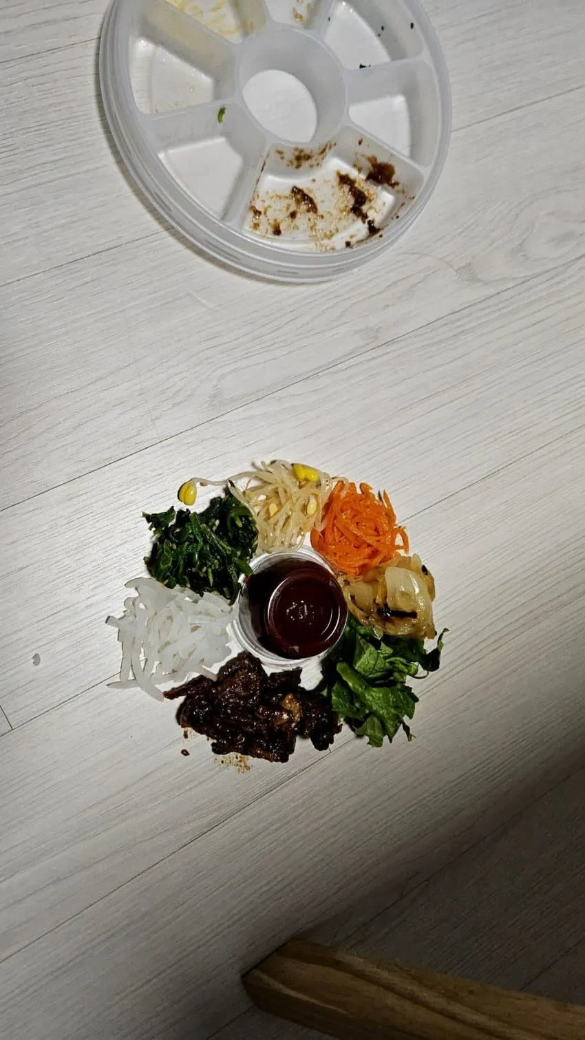 큰 그릇으로 옮겨담은 비빔밥재료_1.webp