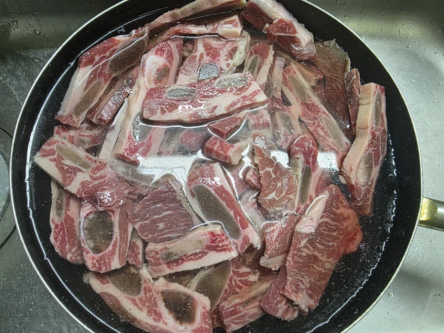 직장에서 3천원씩 걷어서 해먹는 점심 라갈비탕_1.webp