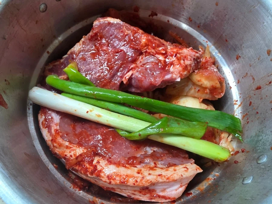 직장에서 3천원씩 걷어서 해먹는 점심 김치찜_2.webp