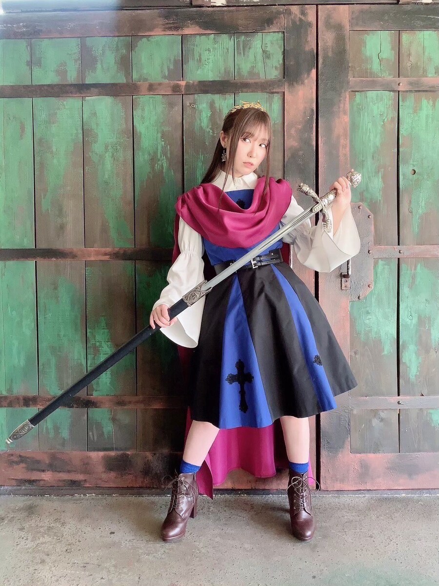 아이냐 팬클럽 팝업 스토어 사진 (용사 의상)_2.jpg