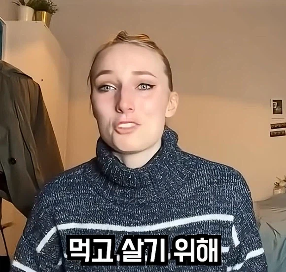 꿈을 포기하고 9 to 5 직장에 취직한 여성_1.webp